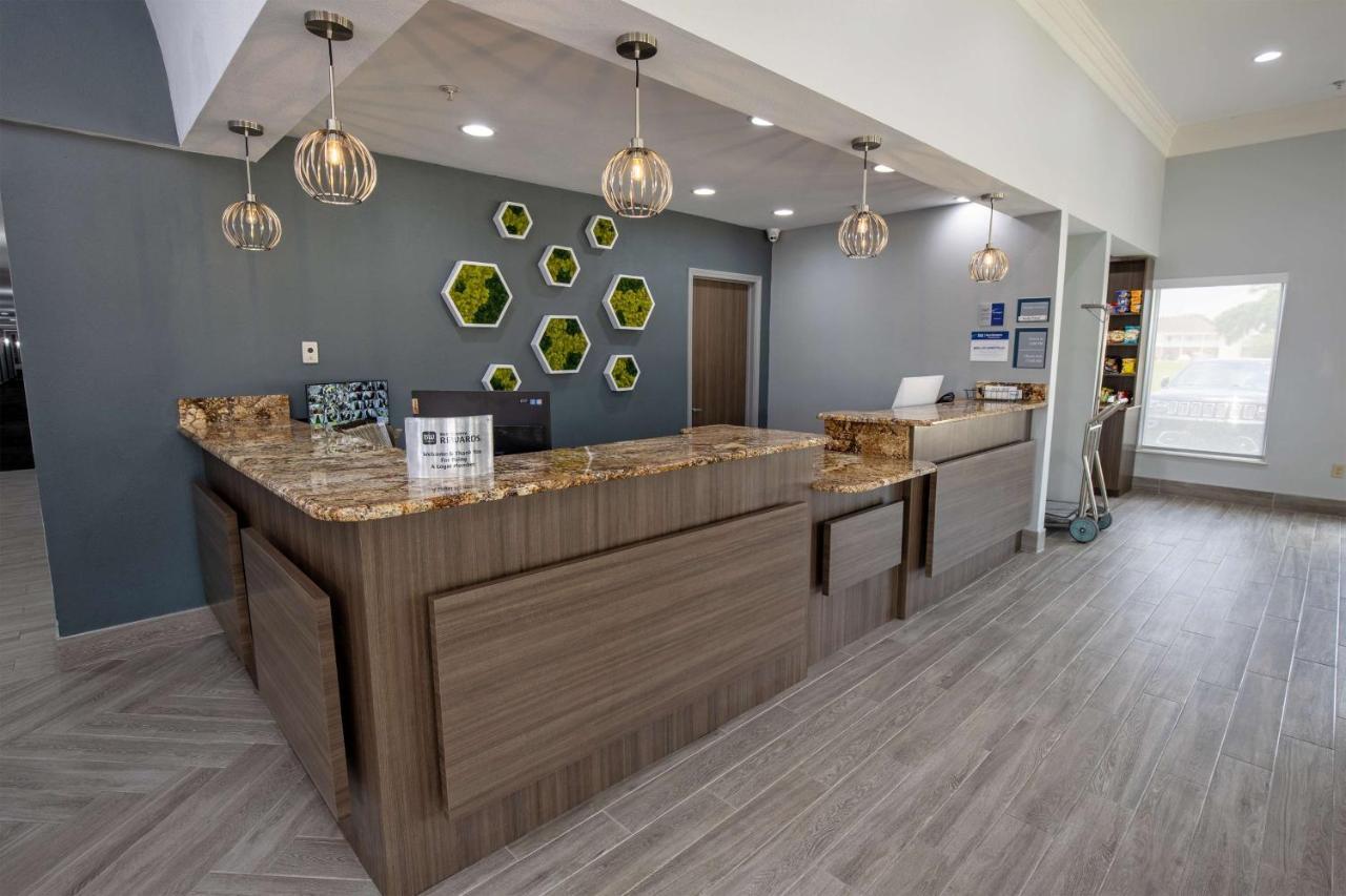 Western Vermilion River Inn&suites Hotel